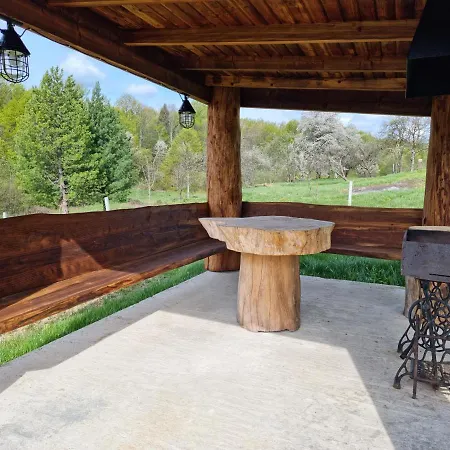 Vysoka Brama дерев'яний будиночок з чаном