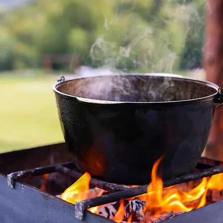 Vysoka Brama дерев'яний будиночок з чаном